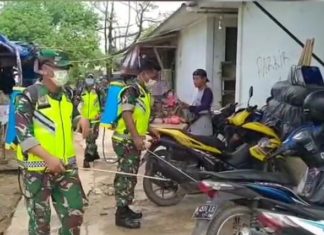 Antisipasi Corona, Koramil 426-01 Mesuji Beserta Desa Simpang Pematang Bersinergi Semprot Pasar