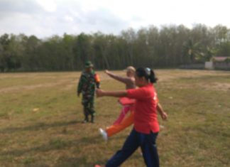 Babinsa Koramil 426-02/Menggala Dukung Kegiatan PKK Dengan Melatih PBB.