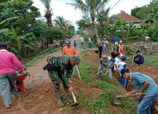 Babinsa Koramil 426-01/Mesuji Ajak Warga Ciptakan Kebersamaan Melalui Gotong Royong.