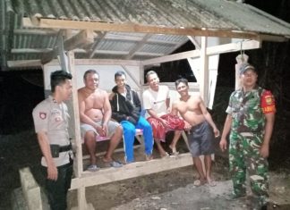 Babinsa Koramil 426-03/Rawajitu Bersama Babinkamtibmas Cek Ronda Malam Warga.
