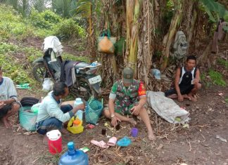 Jalin Komunikasi, Babinsa Koramil 426-03/Rawajitu Sambangi Warga di Kebun.