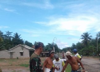 Babinsa 426-01/Mesuji Bersama Warga Gotong Royong Bersihkan Siring.