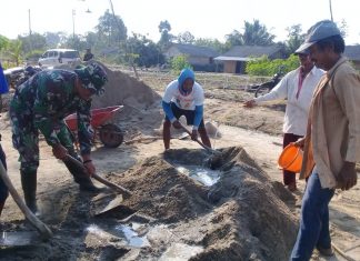 Babinsa Koramil 426-03/Rawajitu Bantu Warga Buat Musola