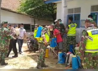 Antisipasi Corona, Koramil 426-01 Mesuji Beserta Desa Simpang Pematang Bersinergi Semprot Pasar