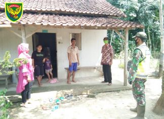 Babinsa Koramil 426-01 Mesuji Bersama Aparatur Kampung Data Warga Miskin dan Sosialisasi Covid-19