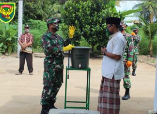 Program Karya Bakti Satkowil Kodim 0426/Tuba Bagikan Sarana Cuci Tangan Cegah Covid-19 di Tempat Ibadah.