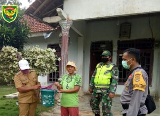 Demi Kesehatan, Kepala Desa, Babinsa & Babinkamtibmas Bagikan Sarana Cuci Tangan dan Masker.