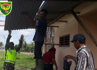 Babinsa Koramil 426-02 Menggala Bersama Warga Gotong Royong Dirikan Posko Mandiri Covid-19 di Banjar Dewa