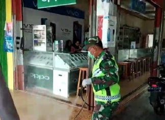 Babinsa Koramil 426-01 Mesuji & Babinkamtibmas Semprot Desinfektan Cegah Covid-19.