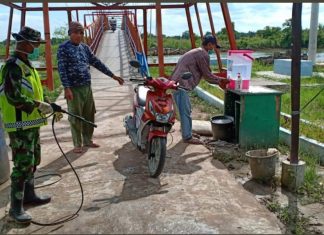 Tak Kenal Lelah Serka Exnasius Babinsa Koramil 426-03 Rawajitu Bantu Warga Cegah Virus Corona