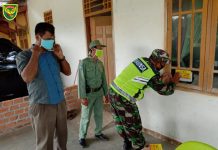 Babinsa dan Aparat Kampung Pasang Stiker & Sosialisasikan Tamu Wajib Lapor.