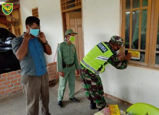 Babinsa dan Aparat Kampung Pasang Stiker & Sosialisasikan Tamu Wajib Lapor.