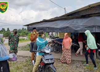 Babinsa Bersama Kepala Kampung Himbau Warga Cegah Covid-19 di Bumi Dipasena Abadi