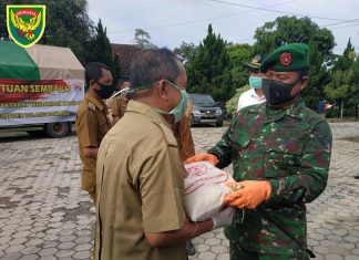 Dandim 0426 Selaku Wakil Ketua Gugus Tugas Covid-19 Turut Serahkan Bansos Kepada Masyarakat Tulang Bawang