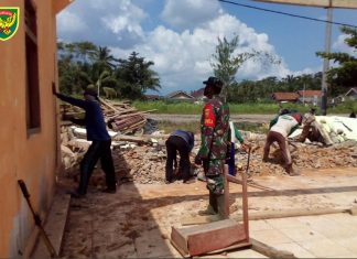 Babinsa 426-03 Rawajitu Bergotong Royong Rehap Balai Desa di Sidang Way Puji