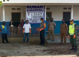 Babinsa Sertu Sumarno Bersama Babinkamtibmas & Kepala Desa Tanjung Sari Cek Rumah Karantina.