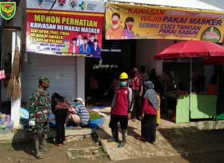 Aparatur Desa, Babinsa dan Anggota Puskesmas Sosialisasikan Penggunaan Masker di Pasar Panggung Jaya