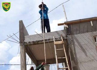 Babinsa Koramil 426-02 Menggala Gotong Royong Rehab Kantor Kepala Kampung Banjar Dewa.