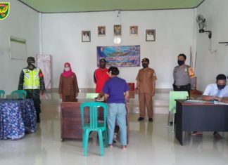 Babinsa Koramil 426-02 Menggala Dampingi Pembagian BLT di Banjar Dewa