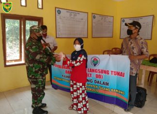 Babinsa Sertu Ngadino Dampingi Aparat Kampung Bagikan BLT.