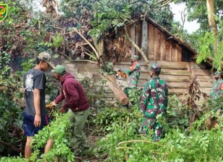 Anggota Kodim 0426 Bantu Warga Korban Puting Beliung