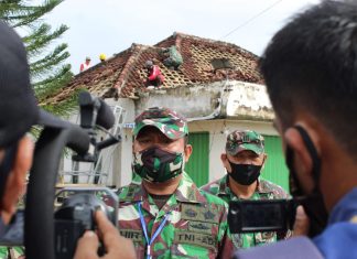 Dandim 0426 Tulang Bawang Pimpin Langsung Evakuasi Korban Angin Puting Beliung.