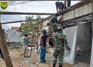 Hari ke-3 Paska Bencana Puting Beliung, Kapten Inf LE Sihombing Pasi Ops Dim 0426 Pimpin Gotong Royong Bantu Warga.