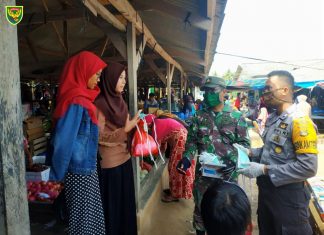 Babinsa dan Babinkamtibmas Sosialisasikan Penggunaan Masker di Pasar Brabasan.
