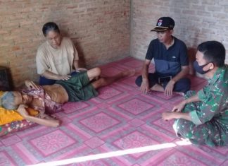 Babinsa Koramil 426-03 Rawajitu Kunjungi Warga Binaan Yang Sakit di Kurnia Agung.