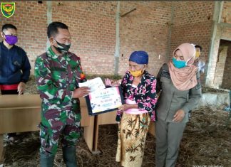 Pembagian BLT di Panggung Jaya Aman dan Konduksif kata Babinsa Koramil 426-03 Rawajitu