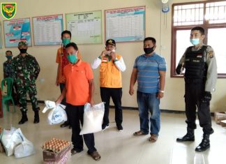 Babinsa & Babinkamtibmas Kawal Pembagian Sembako dari Dinas Sosial di Desa Adi Luhur.