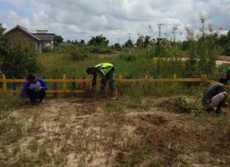 Babinsa dan Aparatur Desa Bergotong Royong Bersihkan Tempat Karantina di Sungai Sidang
