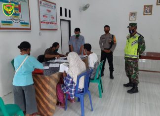 Kawal Pembagian BST Babinsa dan Babinkamtibmas Himbau Warga Wajib Lakukan Protokol Kesehatan