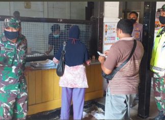 Danramil 426-02 Menggala Kawal Langsung Pembagian BST di Kelurahan Ujung Gunung.