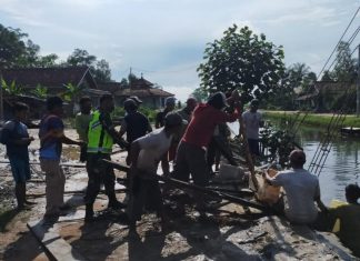 Goyong Royong Jangan Musnah Termakan Modernisasi kata Babinsa Koramil 426-03 Rawajitu.