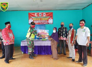 Babinsa Koramil 426-02 Menggala dan Babinkamtibmas Kawal Penyaluran BLT Tahap-II di Gedung Aji