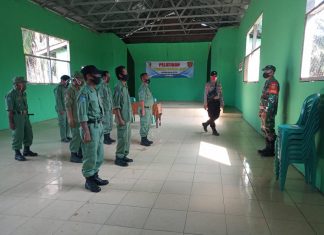 Tingkatkan Disiplin, Babinsa dan Babinkamtias Latih PBB Satlinmas di Astra Ksetra.