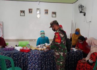 Babinsa Koramil 426-02 Menggala & Babinkamtibmas Pendampingan Posyandu Lansia di Banjar Dewa.