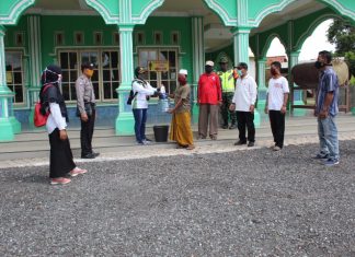 Babinsa dan Babinkamtibmas Dampingi Kepala Kampung Serahkan Alat Cuci Tangan di Masjid Al Hidayah Banjar Dewa