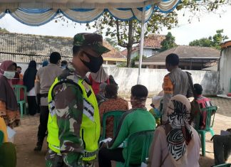 Babinsa Koramil 426-02 dan Babinkamtibmas Amankan Penyaluran BST Dari Kemensos di Kantor Pos Unit- 2