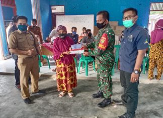 Babinsa Koramil 426-01 Mesuji Pendampingan Penyaluran BPNT di Sungai Badak.