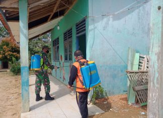 Babinsa Koramil 426-01 Gotong Royong Semprot Desinfektan di Adi Jaya.