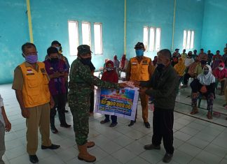 Sertu Budiman Pendampingan Penyaluran BLT- DD Periode 2 tahap I di Kecamatan Rawajitu Utara.