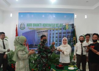 Dandim 0426 Tulang Bawang Beri Surprise di Hari Bhakti Adhyaksa ke-60 Kejaksaan Negri Menggala.