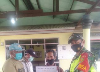 Sertu Johanes Dampingi Pembagian BLT- DD di Kampung Bumi Dipasena Utama