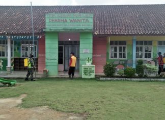 Babinsa Bantu Warga Semprot Desinfektan di TK Dharma Wanita Desa Jaya Sakti.