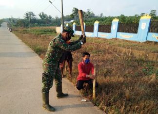 Babinsa Koramil Mesuji Gotong Royong Bersama Warga Sambut HUT RI ke-75