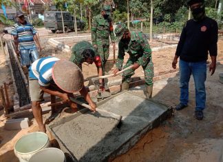 Danramil Rawajitu Ikut Gotong Royong Pembuatan Musala di Gunung Tiga