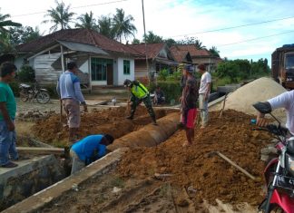 Babinsa Bergotong Royong Bersama Warga di Desa Adi Karya Mulya