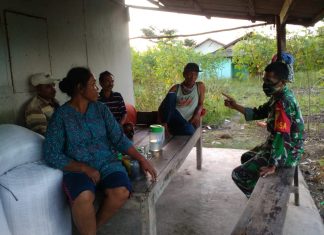 Babinsa Sidang Muara Jaya Tak Pernah Bosan Ingatkan Warganya Ikuti Protokol Kesehatan.